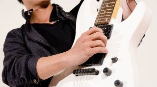 Consejos y ejercicios para prevenir y tratar el dolor de espalda en guitarristas.