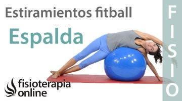 Estiramiento de espalda, brazo y pierna con fitball.